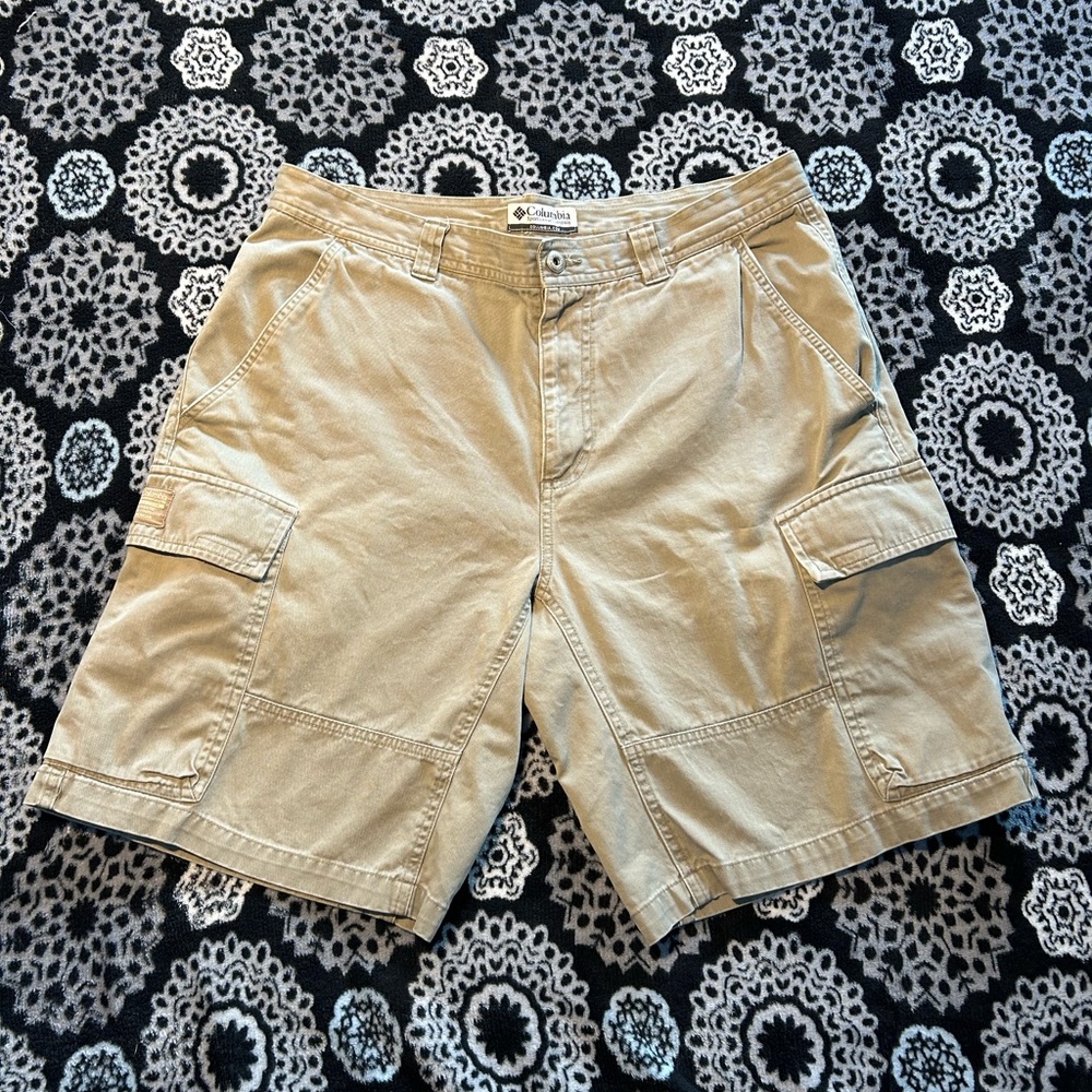 34 men’s Columbia shorts
